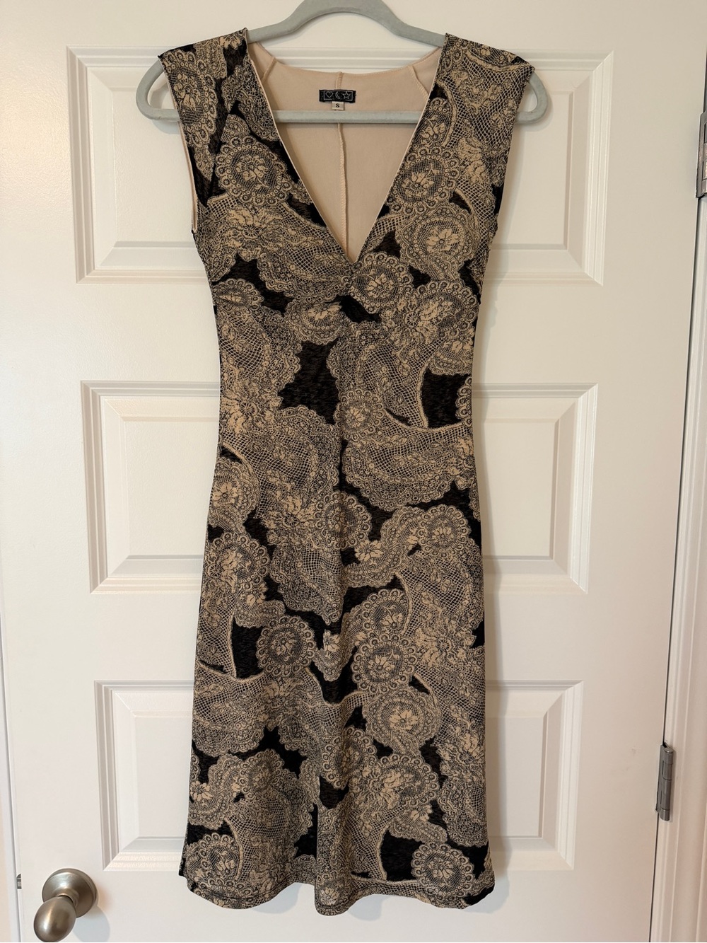 Sleeveless V-Neck Paisley Midi Dress in Black and Beige